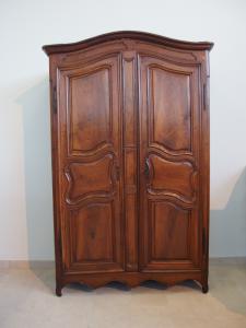 Restored early 19th-century arched walnut wardrobe. Dimensions: L130xP55xH215 cm